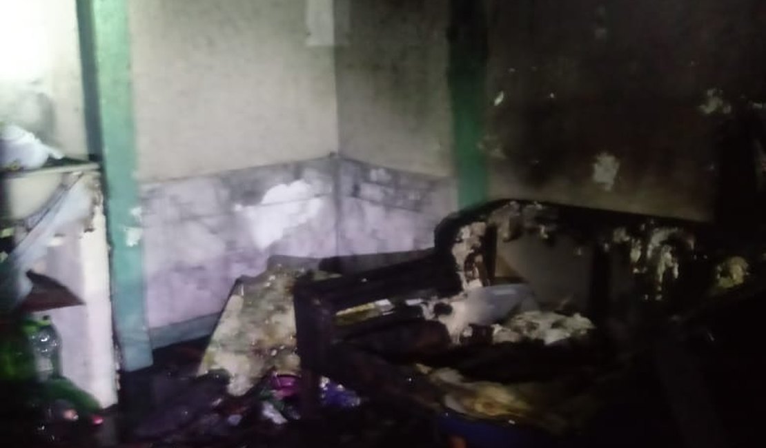 Dependente químico ateia fogo em residência no bairro da Serraria