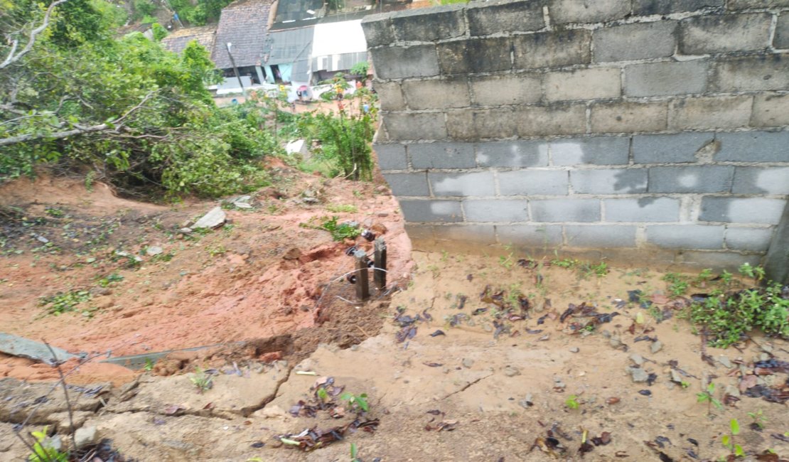 Muro do Residencial Parque Petrópolis III desaba por conta das chuvas