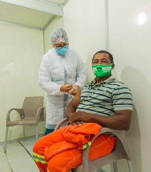 Garis e demais trabalhadores da Limpeza Urbana de Arapiraca são vacinados contra a Covid-19