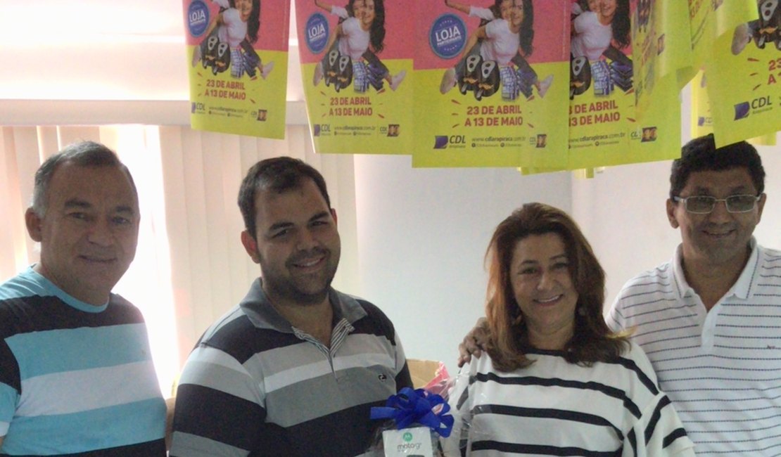 CDL realiza sorteio Mãe Premiada e ganhadores comemoram