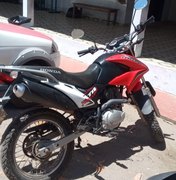 Motocicleta roubada é recuperada pela polícia próximo a lixão, em Arapiraca