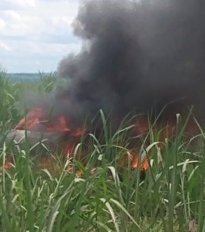 [Vídeo] Veículo pega fogo após capotar  em Campo Alegre
