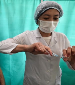 País asiático perde mil vacinas contra a Covid-19 após refrigerador ser desligado para carregar celular