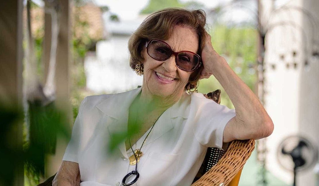 Aos 90 anos, Laura Cardoso renova contrato com a Globo
