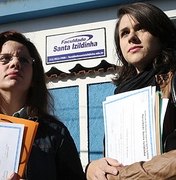 Faculdade particular dá diplomas falsificados para seus próprios alunos
