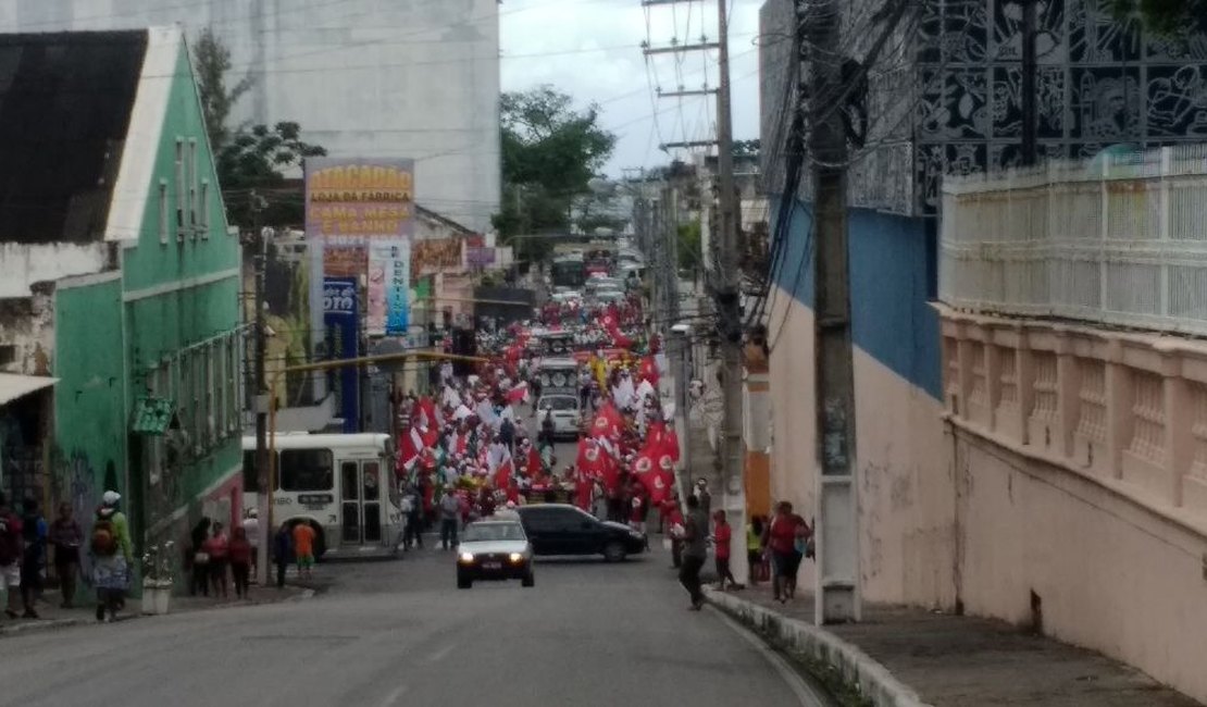 Trabalhadores rurais realizam marcha pelas ruas do Centro de Maceió