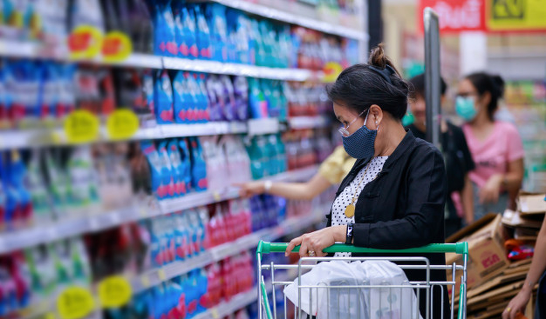 Quase 70% dos brasileiros têm medo de contrair Covid-19 no supermercado