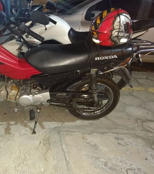 Adolescentes são apreendidos após roubar motocicleta no bairro do Prado