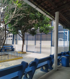 Prefeitura recupera quadras de escolas no Jacintinho e Ponta Verde
