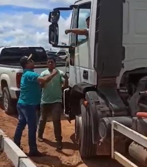 Pré-candidato da oposição agride e tenta impedir trabalho de motorista de caminhão pipa em Lagoa da Canoa