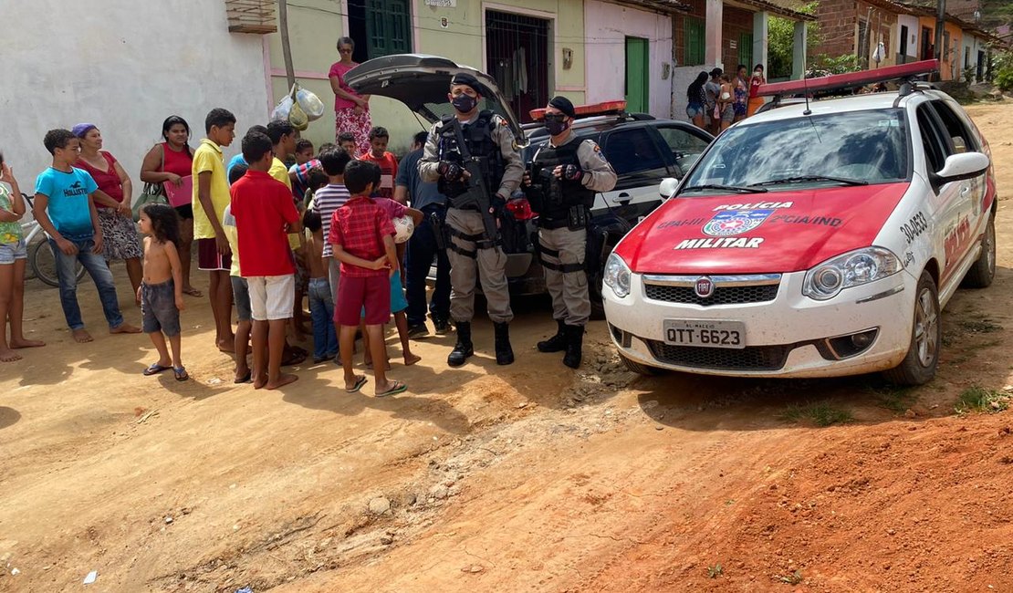 Polícia distribui brinquedos para crianças em Colônia Leopoldina
