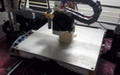 Professor do IFAL cria pulseira 'anti-coronavírus' e usa impressora 3D para ajudar no combate à doença