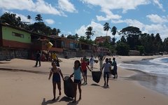 Crianças fazem mutirão de limpeza na Praia de Barreiras do Boqueirão