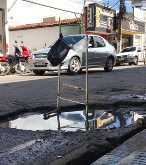 Moradores de Arapiraca denunciam cratera que vem prejudicando a população há mais de 3 meses