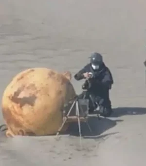 Bola de metal misteriosa com 1,5 metro é encontrada em praia no Japão