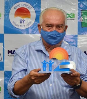 Prefeito de Maragogi recebe Selo Unicef e troféu pela gestão 2017-2020