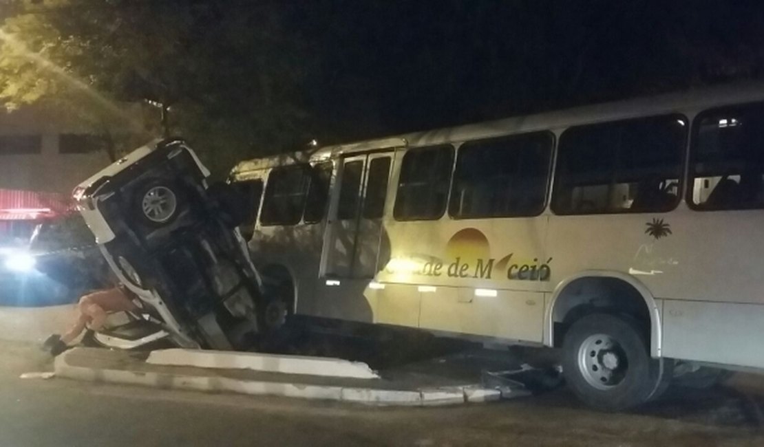 Vídeo: árvore entra em ônibus durante acidente entre carro e coletivo