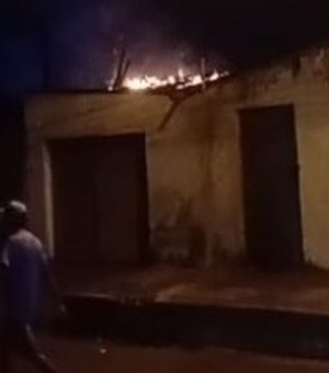 Fogos de artifícios provoca incêndio em residência no município de Arapiraca