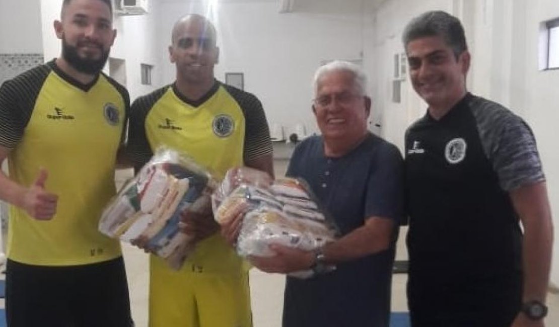 Jogadores do ASA doam alimentos para instituição e funcionários do clube