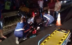 Colisão entre motocicletas deixa família ferida na AL-220