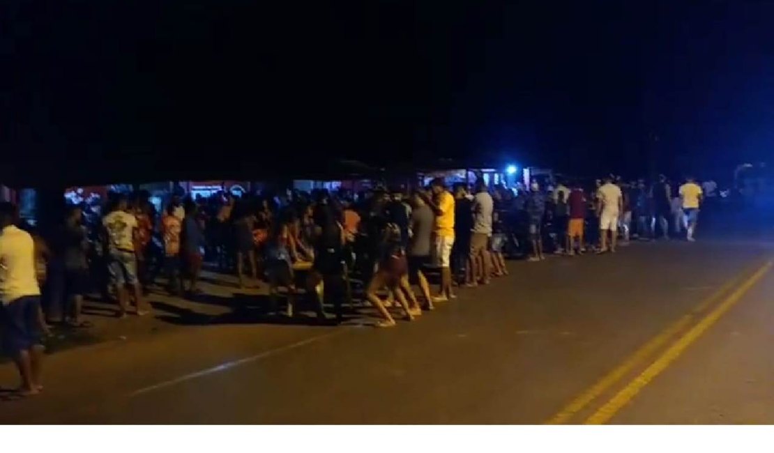 Balada perigosa: jovens dançam no meio de rodovia em Porto Calvo