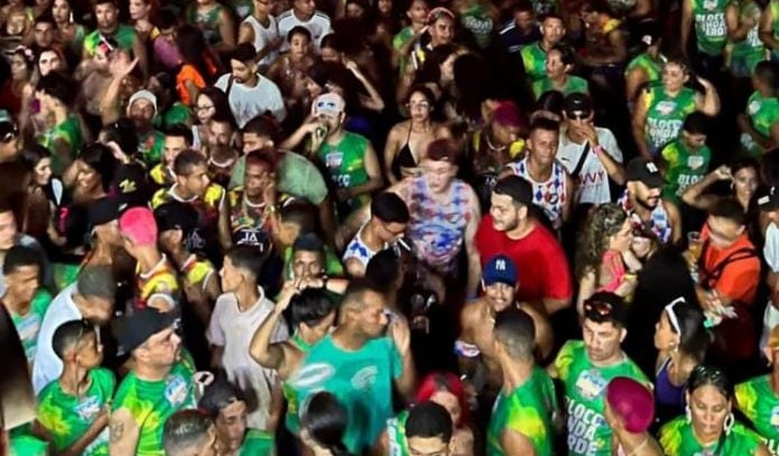 Bloco Onda Verde 'invade' as ruas de Messias; cerca de sete mil pessoas compareceram ao desfile