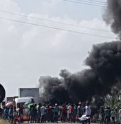 Trabalhadores rurais ateiam fogo em pneus e bloqueiam BR-104, em Murici