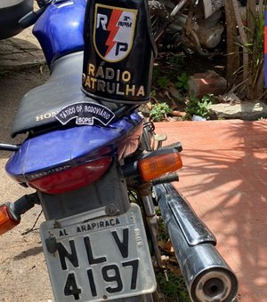 Motocicleta com queixa de roubo é encontrada em plantação de macaxeira, em Arapiraca
