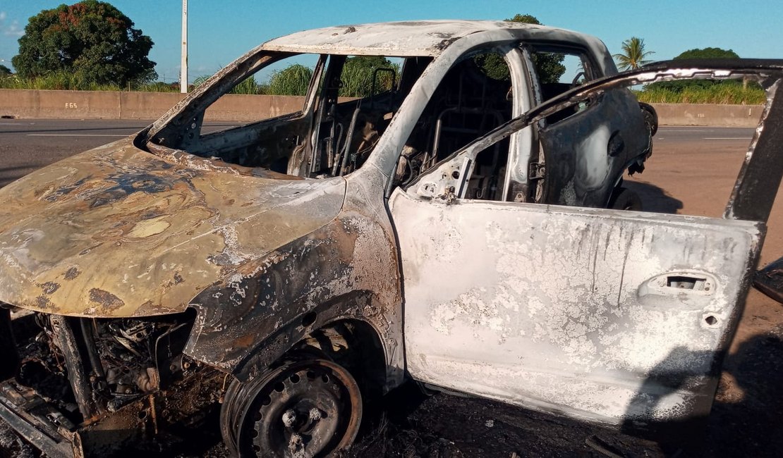[Vídeo] Carro pega fogo em Arapiraca durante inspeção de oficina mecânica
