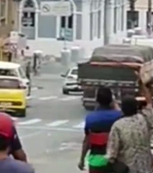 [Vídeo] Carreta desgovernada atinge veículos na Ladeira dos Martírios