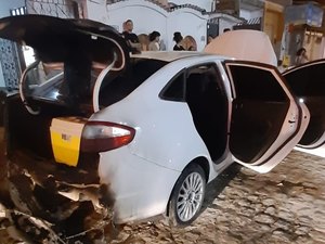 Dois carros pegam fogo em via pública no Tabuleiro do Martins