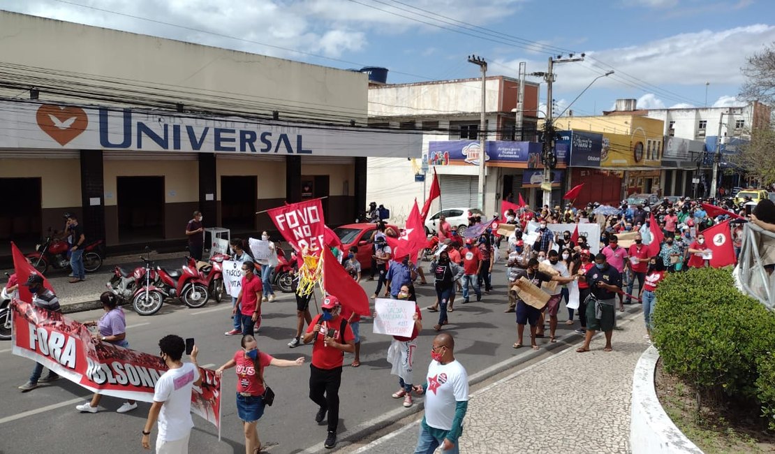Manifestantes realizam ato contra Bolsonaro no centro de Arapiraca