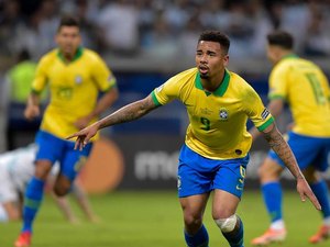 Brasil segura Argentina, ganha por 2 a 0 e vai à final
