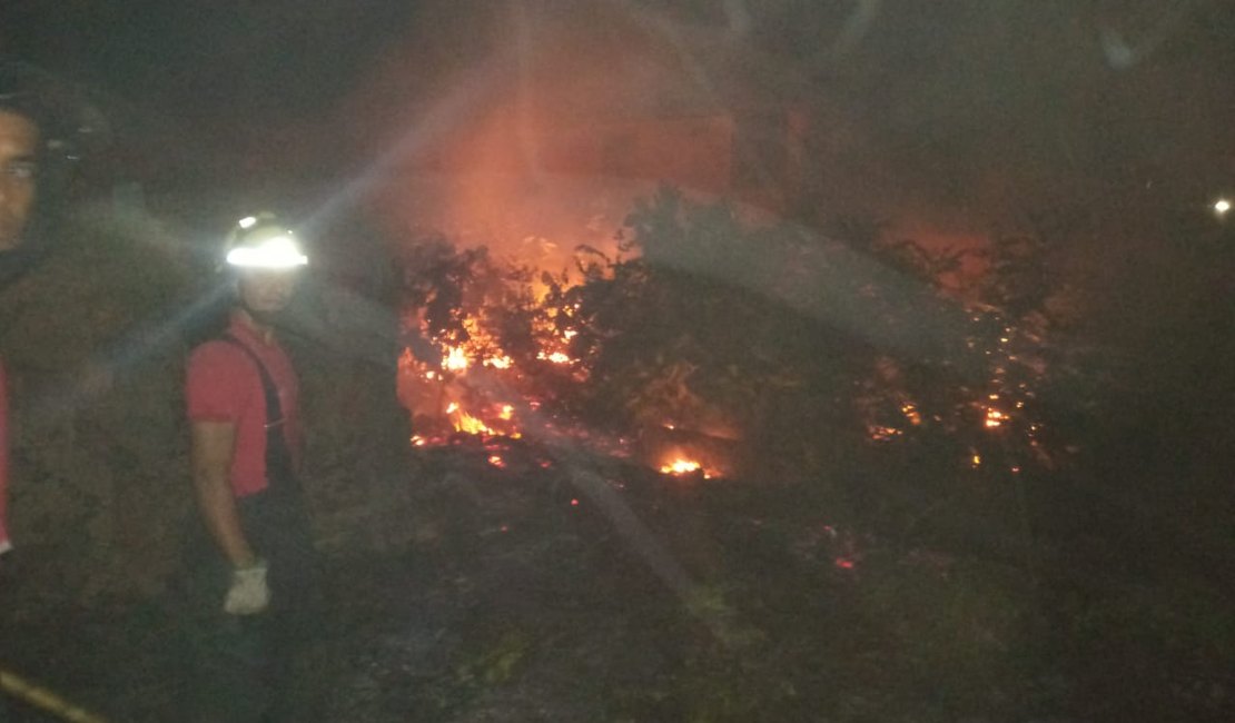 Bombeiros apagam incêndio perto de residência na Barra de São Miguel