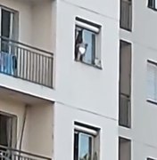 Bebê é flagrado pendurado em janela no 5º andar e vizinhos alegam negligência