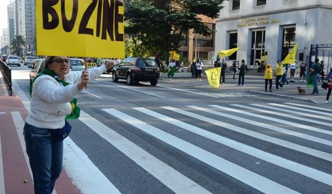 Manifestantes fazem ato de apoio à operação Lava Jato em São Paulo