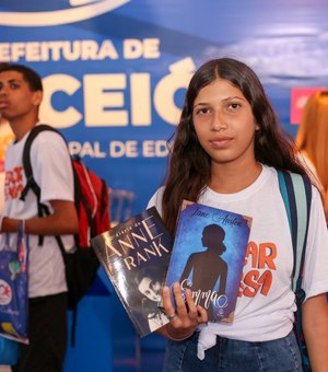 Vale-livro facilita acesso à leitura para alunos da rede pública de ensino de Maceió