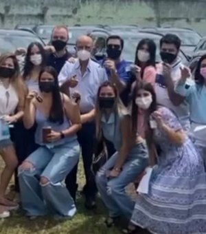 Prefeito de Bom Jesus de Goiás bomba na web ao presentear 15 netos com carros de luxo