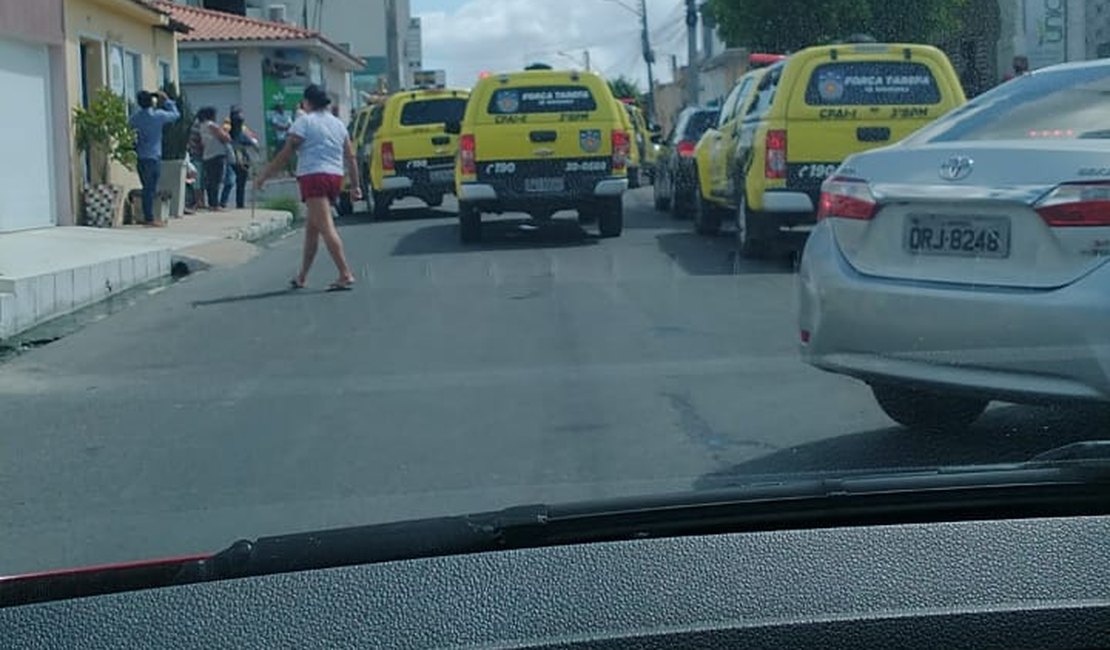 Homem pula muro de residências para fugir de populares, após cometer assalto, no bairro Alto do Cruzeiro