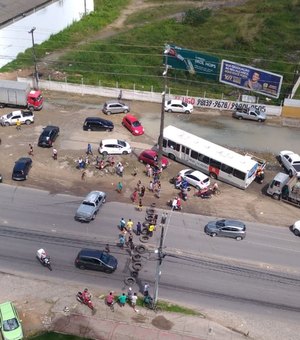 Protesto bloqueia fluxo nos dois sentidos da Via Expressa, em Maceió