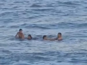 Maré alta assusta moradores e duas pessoas precisaram ser resgatadas de afogamento