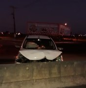 Mulher sem habilitação bate carro em mureta na AL-110 em Arapiraca