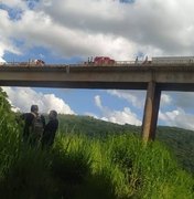 Um mês após acidente com ônibus alagoano, caminhão com duas pessoas cai da mesma ponte