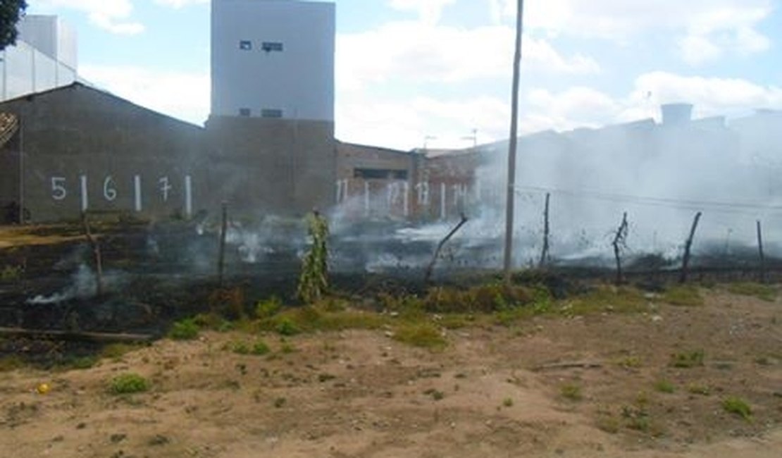 Incêndio assusta moradores no Centro de Arapiraca