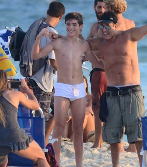 Sérgio Mallandro encolhe a barriga ao tirar com fã na praia