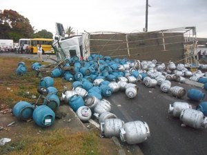 Caminhão carregado de botijões tomba e deixa parte de Arapiraca sem energia