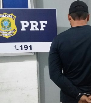 Foragido da Justiça de Pernambuco é preso em abordagem na BR-104, em Alagoas