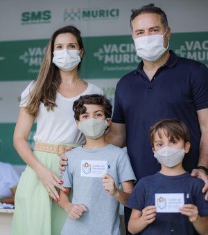 Ao imunizar filhos, Renan Filho pede: 'vacine-se e vacine as suas crianças também'