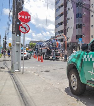 Prefeitura autua BRK Ambiental após empresa despejar esgoto na Ponta Verde