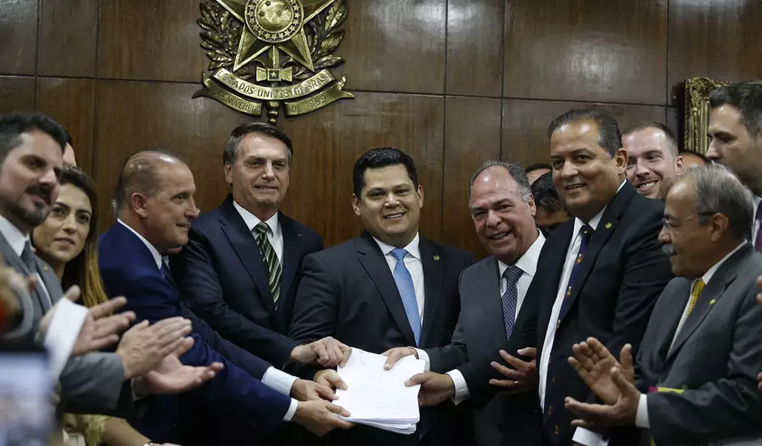 Governo propõe corte de jornada e salário de servidores